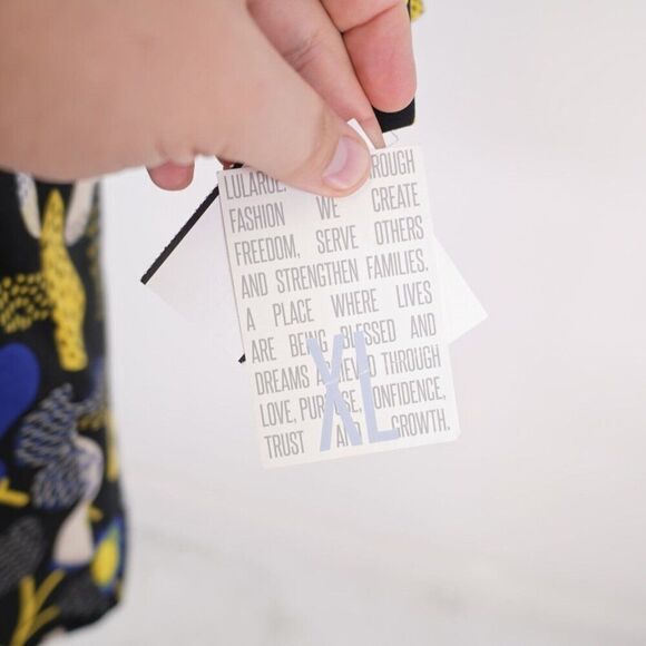 NEW LuLaRoe Gigi XL Black Yellow Blue Floral Blouse Top Short Sleeve Scroop Neck - Picture 4 of 9